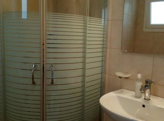 Athineon מלון נידרי